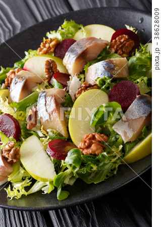 Delicious salad of smoked mackerel, apple, walnut 38628009