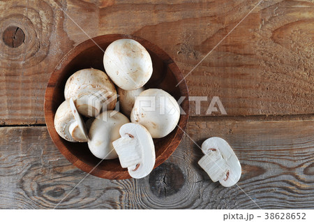 Fresh white mushrooms champignon in brown bowl Fresh white mushrooms champignon in brown bowl 38628652