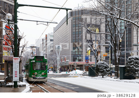 雪景色のすすきのと市電 38629128