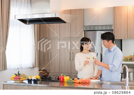 夫婦 キッチン 料理 ライフスタイル イメージ 38629864