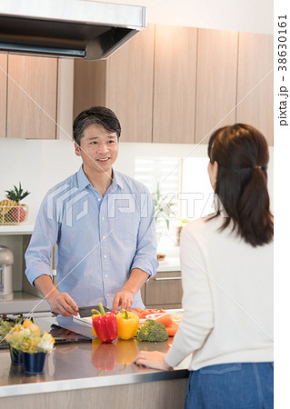 夫婦 キッチン 料理 ライフスタイル イメージ 夫婦 キッチン 料理 ライフスタイル イメージ 38630161