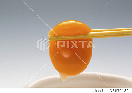新鮮タマゴの黄身を摘む 新鮮タマゴの黄身を摘む 38630189