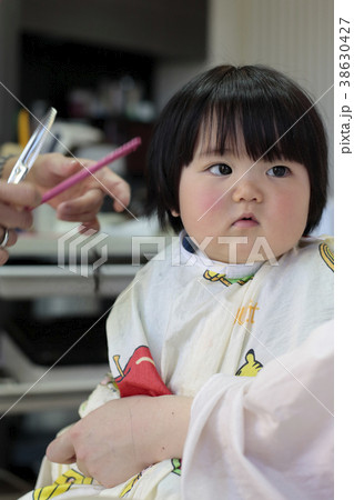 散髪する赤ちゃんの写真素材
