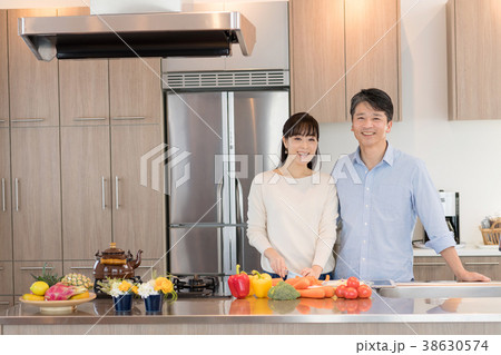 夫婦 キッチン 料理 ライフスタイル イメージ 夫婦 キッチン 料理 ライフスタイル イメージ 38630574