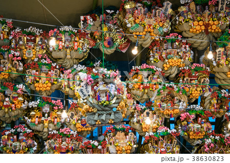東京都　大國魂神社　大鷲神社例祭　酉の市　参道の熊手商 38630823
