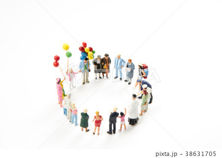 丸く集まったミニチュア人形 丸く集まったミニチュア人形 38631705