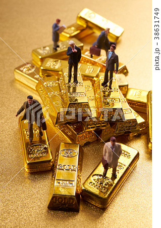 金の延べ棒とミニチュア人形 38631749