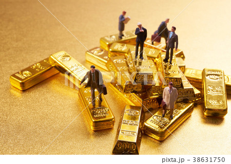 金の延べ棒とミニチュア人形 金の延べ棒とミニチュア人形 38631750