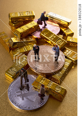 ビットコインとビジネスマンのミニチュア人形 ビットコインとビジネスマンのミニチュア人形 38632018