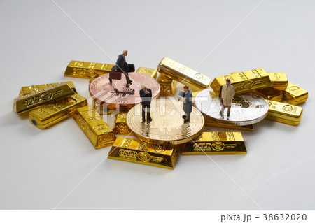 ビットコインとビジネスマンのミニチュア人形 ビットコインとビジネスマンのミニチュア人形 38632020