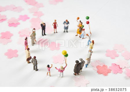 桜と輪になったミニチュア人形 桜と輪になったミニチュア人形 38632075