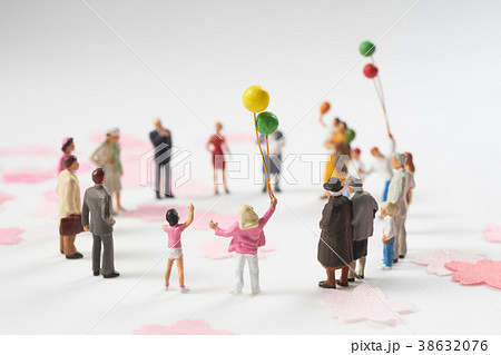 桜と輪になったミニチュア人形 38632076