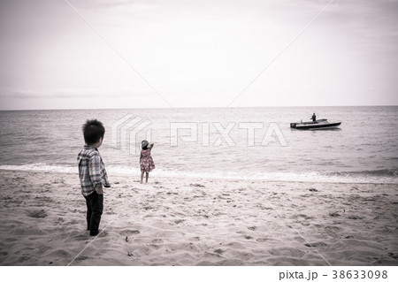 浜辺で遊ぶ子供たち 浜辺で遊ぶ子供たち 38633098