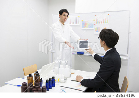 商品開発 製品開発 バイオ 化学 科学 研究 会議 打ち合わせ ミーティング オフィスの写真素材 38634196 Pixta