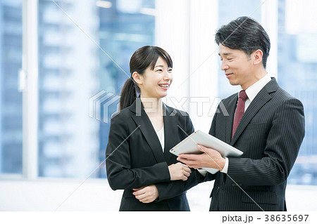 ビジネスイメージ タブレット端末を使うビジネスマンと女性会社員 幹部社員 ビジネスイメージ タブレット端末を使うビジネスマンと女性会社員 幹部社員 38635697