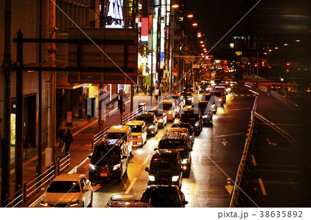 渋滞している都会の夜の車道 38635892