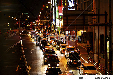 渋滞している都会の夜の車道 渋滞している都会の夜の車道 38635893