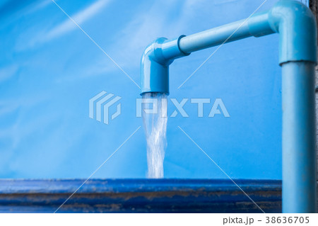 Blue pvc pipe with flowing water in bucket 38636705