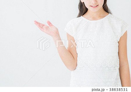 おすすめポーズする女の子 おすすめポーズする女の子 38638531