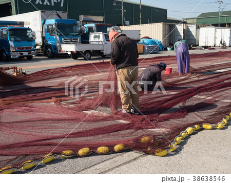 港に干した巻網 38638546