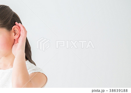 耳を傾ける女の子 38639188