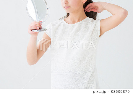 髪の毛をさわる女の子 38639879