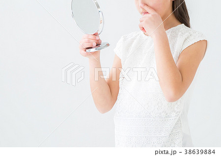 鼻を触る女の子の写真素材