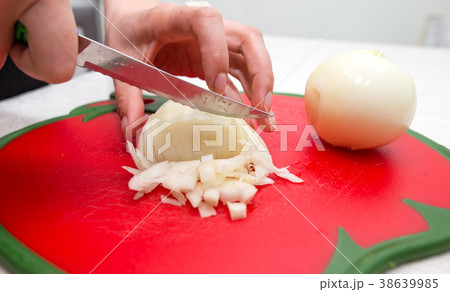 The cook cuts the onions in the kitchen The cook cuts the onions in the kitchen 38639985