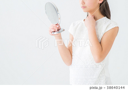 喉を気にする女の子 38640144