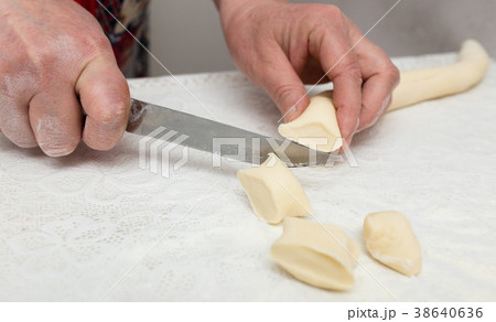 Cook cooks dough for pieces 38640636