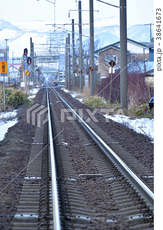 冬の旧江差線漁り火鉄道の線路の風景を踏切から撮影 38641673