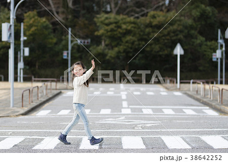 横断歩道を渡る女の子の写真素材