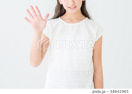 5のジェスチャーをする女の子 38642965