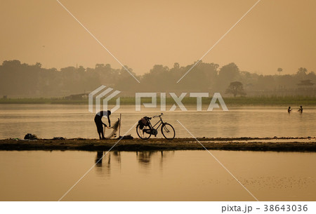 Fishing on lake in Mandalay, Myanmar Fishing on lake in Mandalay, Myanmar 38643036