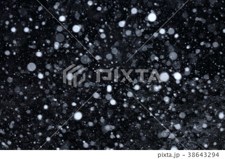 夜に降る雪 38643294