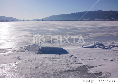 全面結氷した諏訪湖　2018　諏訪郡下諏訪町 38644233
