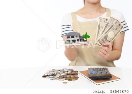 住宅模型を持つ女性 38645370