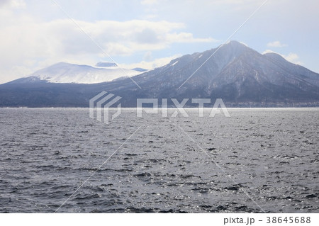 冬の支笏湖畔から見る風不死岳と樽前山。 38645688