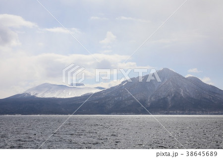 冬の支笏湖畔から見る風不死岳と樽前山。 38645689