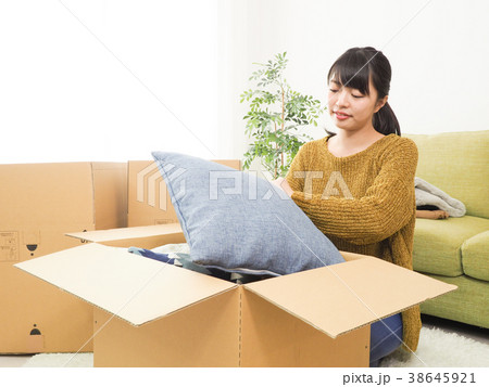 引越しの準備をする女性 引越しの準備をする女性 38645921