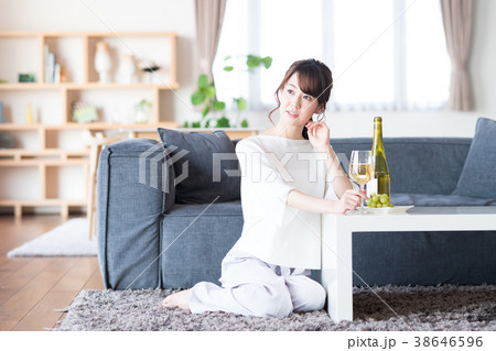 若い女性（ワイン） 38646596