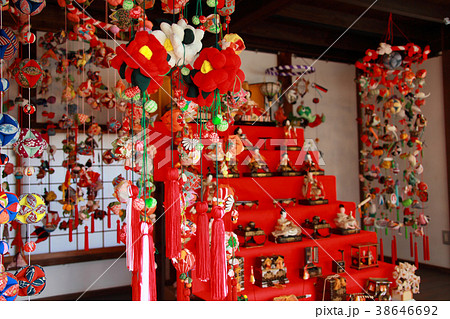 長屋門の中に飾られた雛人形 38646692