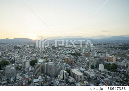 福島県で最も高い郡山駅西口のランドマークビル展望ロビーからの夕景日の入り 福島県で最も高い郡山駅西口のランドマークビル展望ロビーからの夕景日の入り 38647388