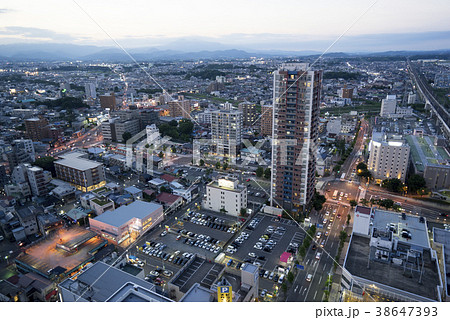 福島県で最も高い郡山駅西口のランドマークビル展望ロビーからの夕景 38647393