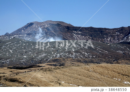 阿蘇山　草千里ヶ浜からの中岳火口の景観 38648550