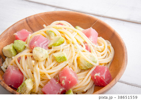 cold pasta with avocado and raw tuna 38651559