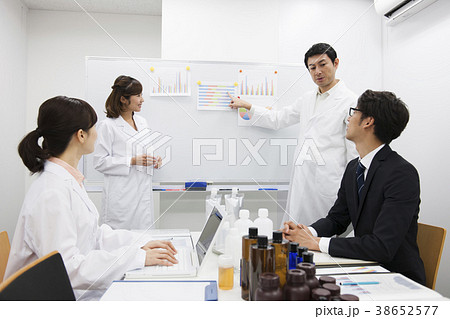 商品開発　製品開発　バイオ　化学　科学　研究　会議　打ち合わせ　ミーティング　オフィス 38652577