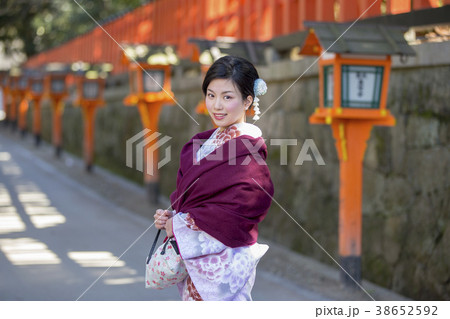 京都府京都市東山区祇園町の八坂神社の境内を散策する着物姿で笑顔の若い女性 38652592