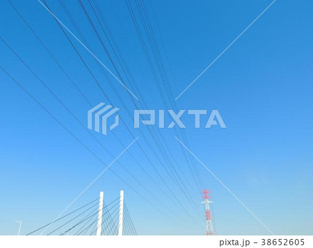 青空と送電鉄塔 38652605