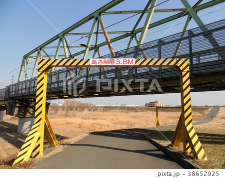 河川敷きに設置されている高さ制限のゲート 38652925